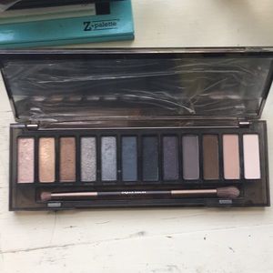 Urban Decay Naked Smoky shadow palette